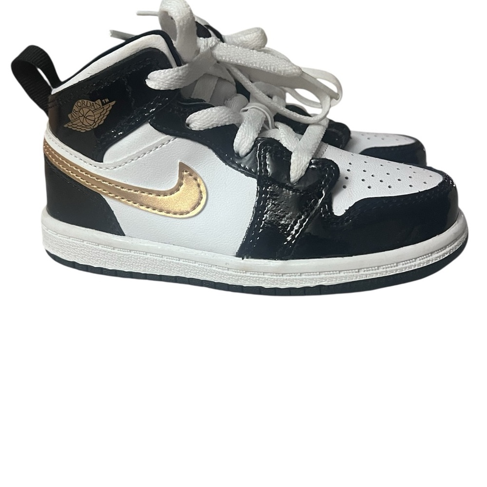 NEW Nike Kids Black and Gold Sneakers